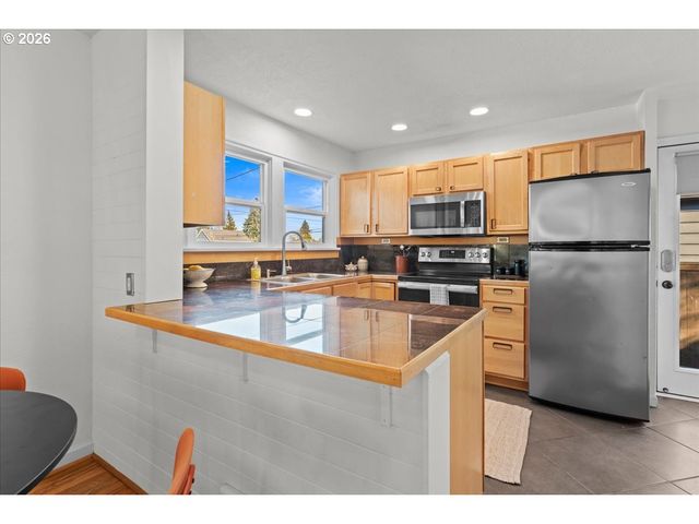 1766 Ne SARATOGA St, Portland, OR 97211