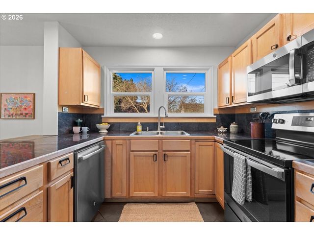 1766 Ne SARATOGA St, Portland, OR 97211