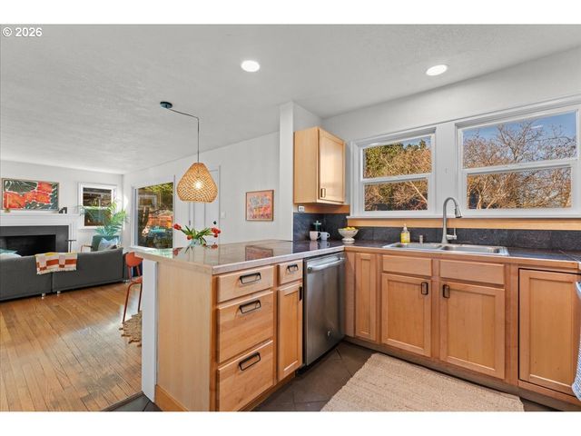 1766 Ne SARATOGA St, Portland, OR 97211