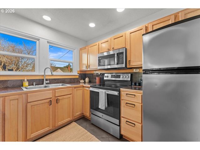 1766 Ne SARATOGA St, Portland, OR 97211