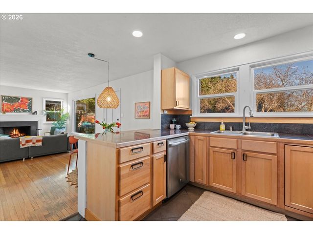 1766 Ne SARATOGA St, Portland, OR 97211