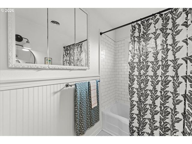 1766 Ne SARATOGA St, Portland, OR 97211