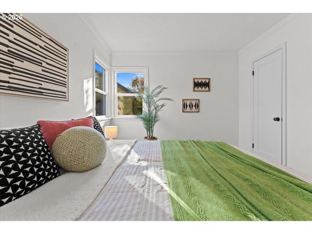 1766 Ne SARATOGA St, Portland, OR 97211