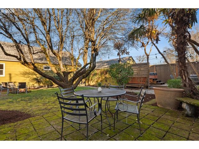 1766 Ne SARATOGA St, Portland, OR 97211