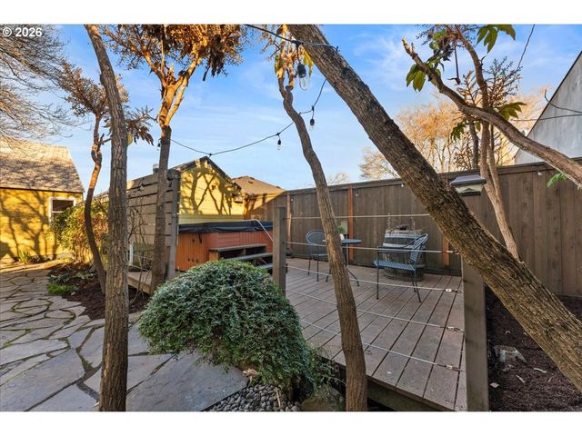 1766 Ne SARATOGA St, Portland, OR 97211