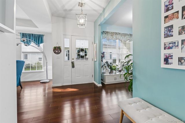 17 Constantine Way, Mount Sinai, NY 11766