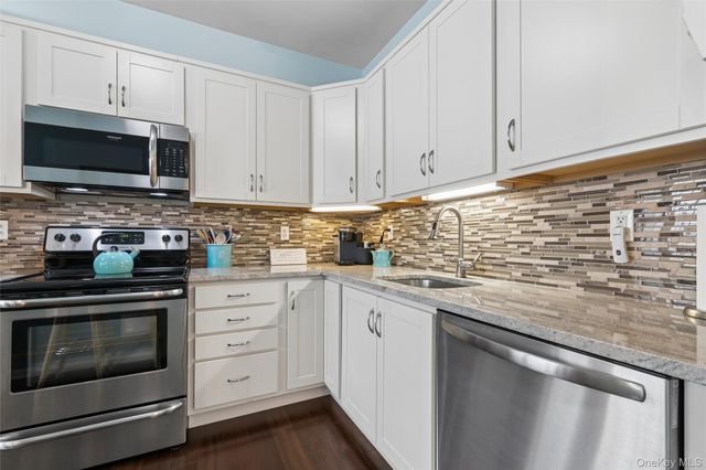 17 Constantine Way, Mount Sinai, NY 11766