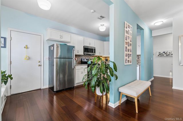 17 Constantine Way, Mount Sinai, NY 11766