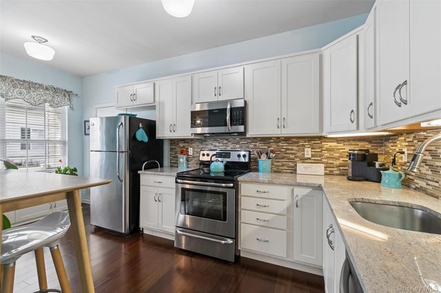 17 Constantine Way, Mount Sinai, NY 11766