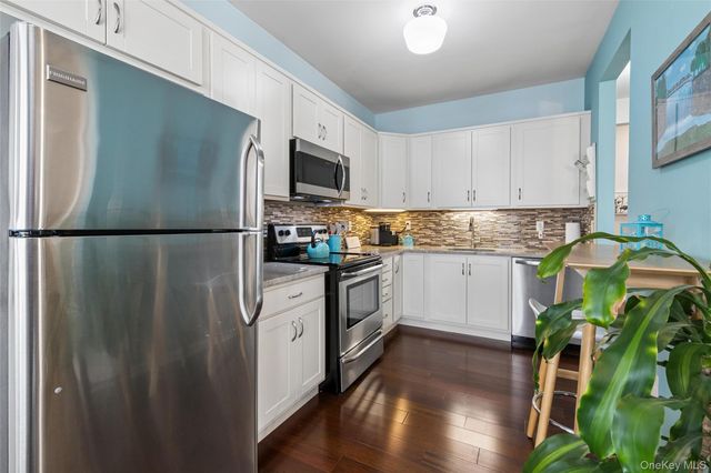 17 Constantine Way, Mount Sinai, NY 11766