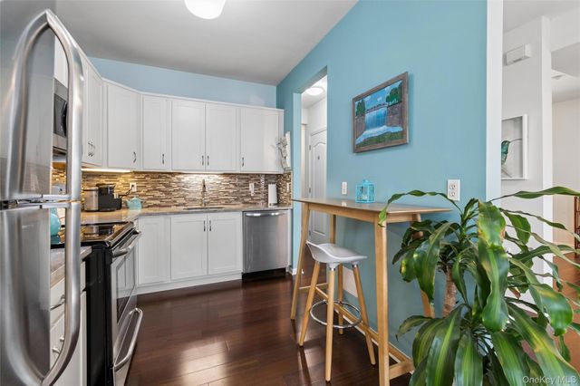 17 Constantine Way, Mount Sinai, NY 11766