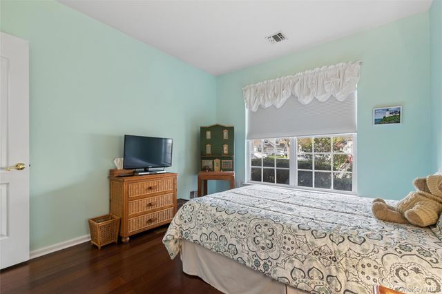 17 Constantine Way, Mount Sinai, NY 11766