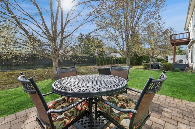 17 Constantine Way, Mount Sinai, NY 11766