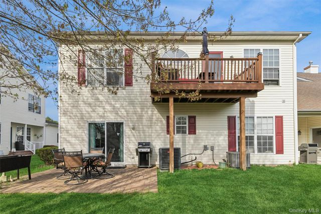 17 Constantine Way, Mount Sinai, NY 11766