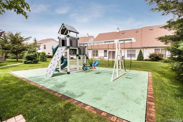 17 Constantine Way, Mount Sinai, NY 11766