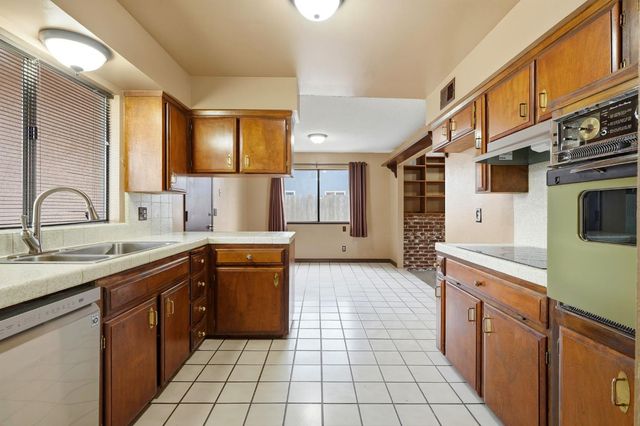 1721 Beverly Avenue, Clovis, CA 93611