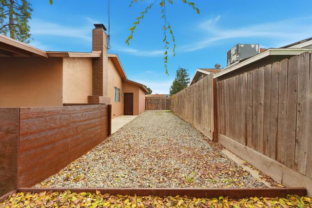 1721 Beverly Avenue, Clovis, CA 93611