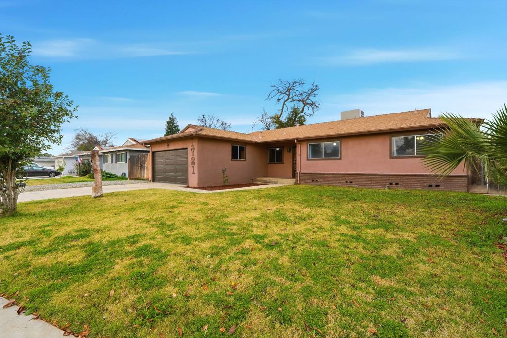 1721 Beverly Avenue, Clovis, CA 93611