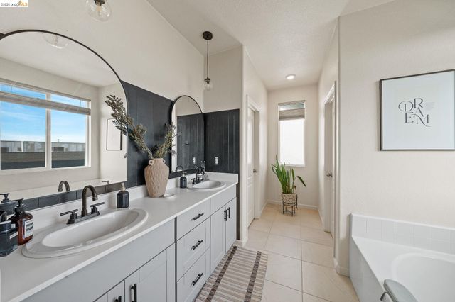 916 Diego Dr, Oakley, CA 94561