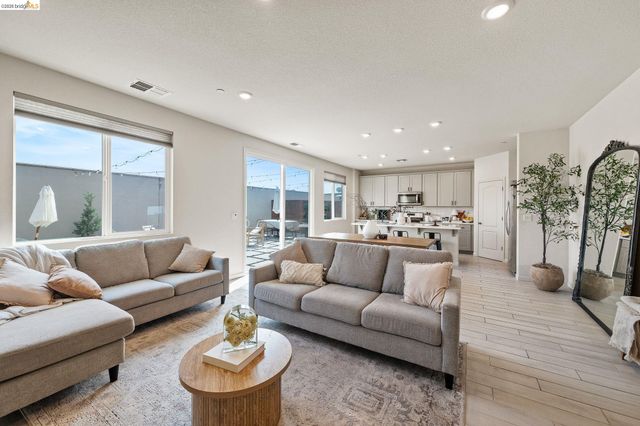 916 Diego Dr, Oakley, CA 94561