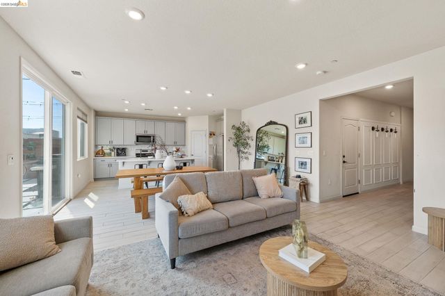 916 Diego Dr, Oakley, CA 94561