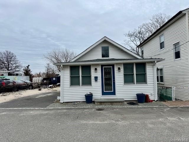 9 Greenwich Avenue, Bayville, NY 11709