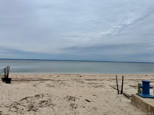 9 Greenwich Avenue, Bayville, NY 11709