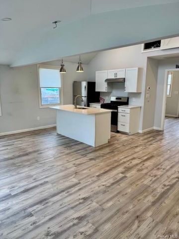 9 Greenwich Avenue, Bayville, NY 11709