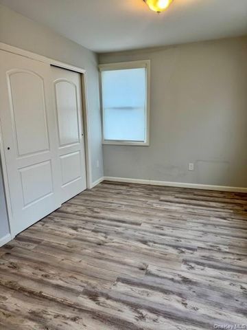 9 Greenwich Avenue, Bayville, NY 11709