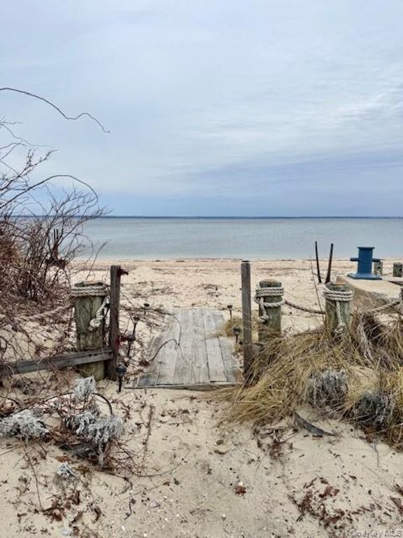 9 Greenwich Avenue, Bayville, NY 11709