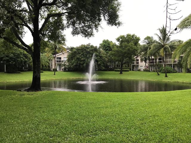 11863 Wimbledon Circle 433, Wellington, FL 33414