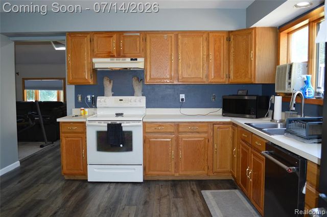 10055 Walnut Hill Drive, Davisburg, MI 48350