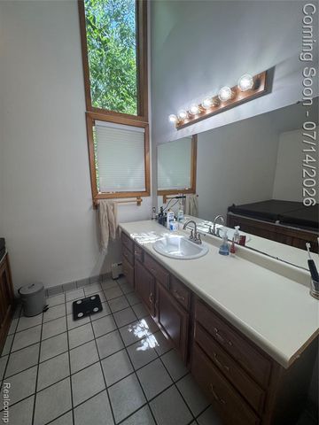 10055 Walnut Hill Drive, Davisburg, MI 48350