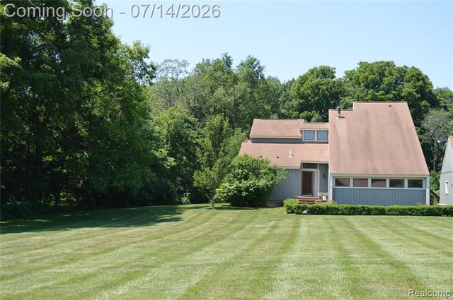 10055 Walnut Hill Drive, Davisburg, MI 48350