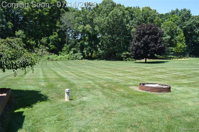 10055 Walnut Hill Drive, Davisburg, MI 48350