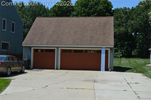 10055 Walnut Hill Drive, Davisburg, MI 48350
