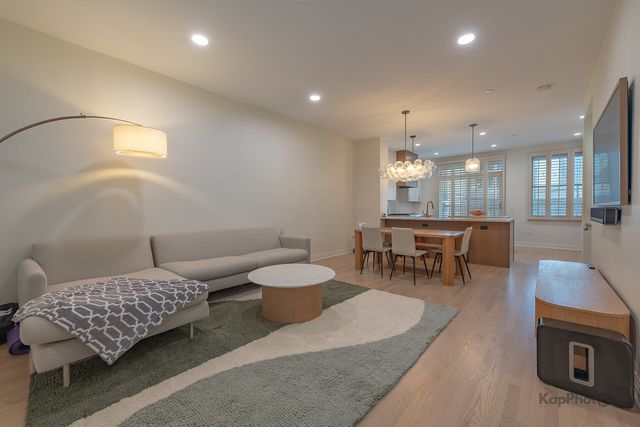 1117 W Monroe Street 8, Chicago, IL 60607