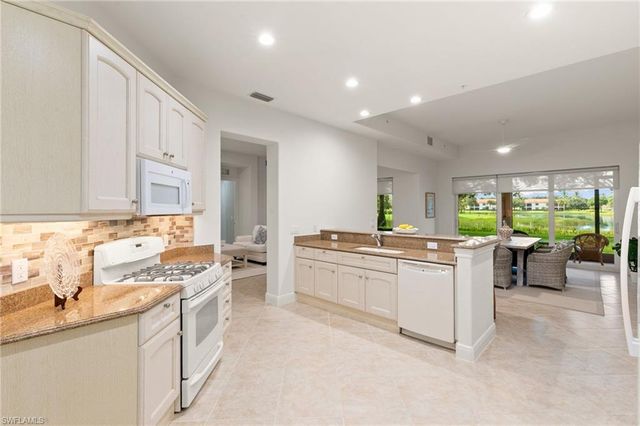 3053 Aviamar CIR 8-102, Naples, FL 34114