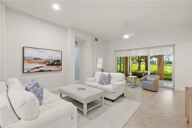 3053 Aviamar CIR 8-102, Naples, FL 34114