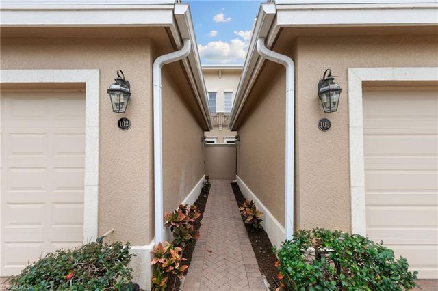 3053 Aviamar CIR 8-102, Naples, FL 34114