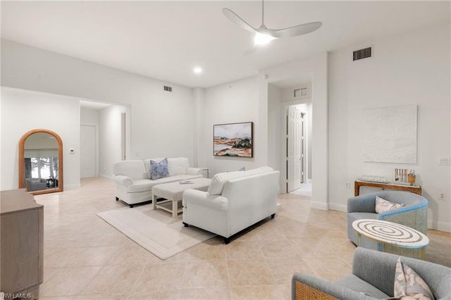 3053 Aviamar CIR 8-102, Naples, FL 34114
