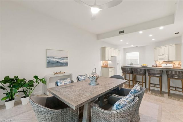 3053 Aviamar CIR 8-102, Naples, FL 34114