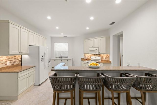 3053 Aviamar CIR 8-102, Naples, FL 34114