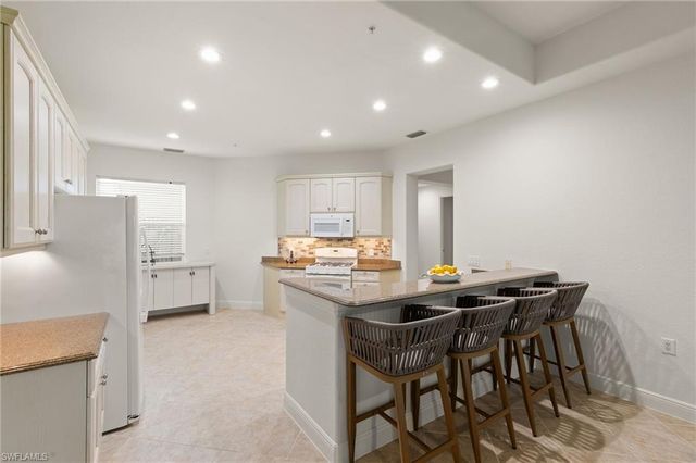 3053 Aviamar CIR 8-102, Naples, FL 34114