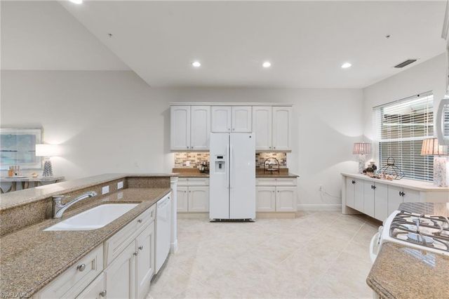 3053 Aviamar CIR 8-102, Naples, FL 34114