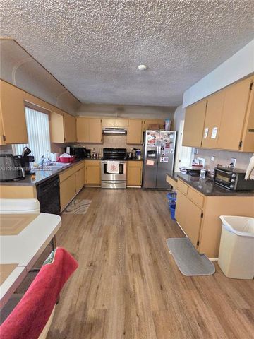 1327 NW 87th Ter, Coral Springs, FL 33071