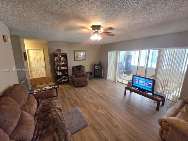 1327 NW 87th Ter, Coral Springs, FL 33071