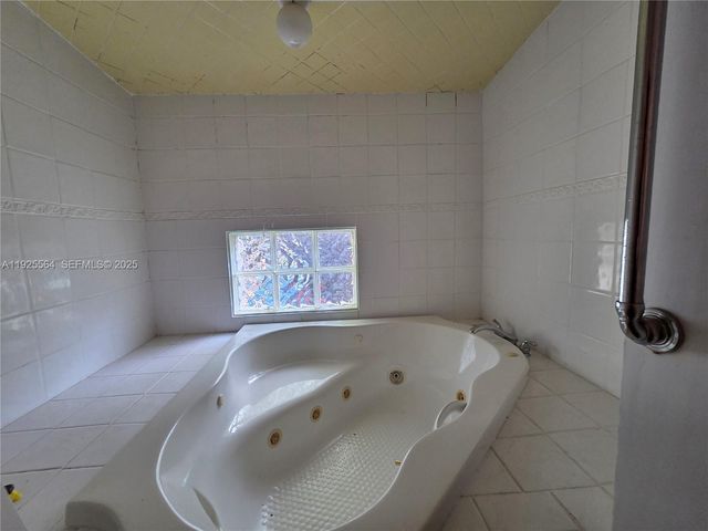 1327 NW 87th Ter, Coral Springs, FL 33071