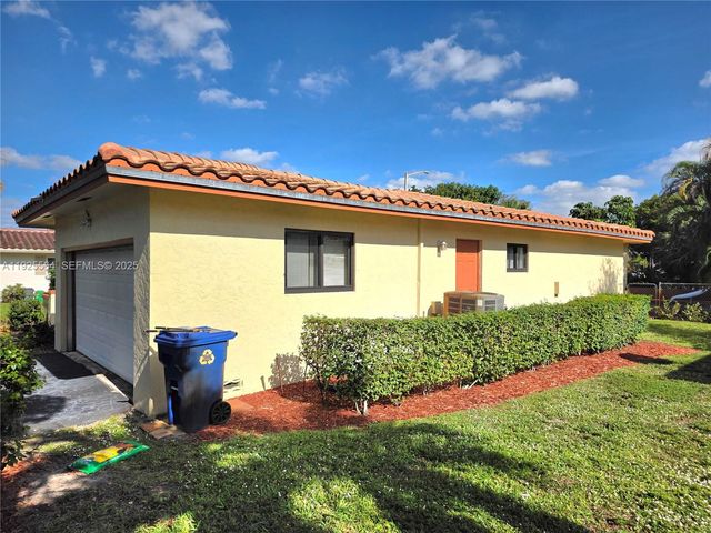 1327 NW 87th Ter, Coral Springs, FL 33071