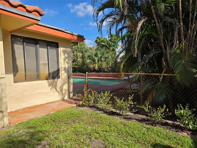 1327 NW 87th Ter, Coral Springs, FL 33071